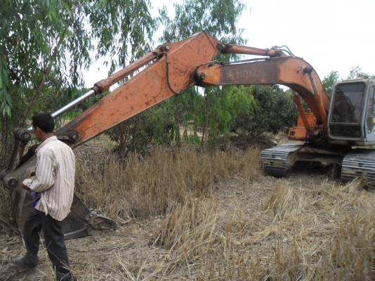 ขายรถแบคโฮ HITACHI EX 200-2 เอกสารใบแจ้งจำหน่ายโซ่หนาไฟฟ้าเต็มเอวแน่นบูมอามไม่มีปะแอร์เย็นฉ่ำทำงานดีไม่มีโลด