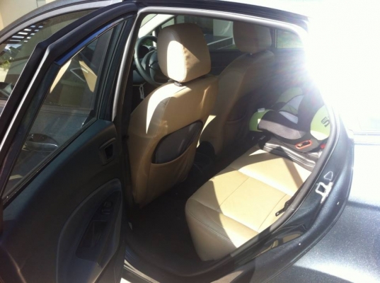 !!!เพื่อนฝรั่งฝากขายครับ ฟอร์ดเฟียสต้า 1.4 เกียร์ธรรมดา ปี 2555 ไมล์ 7,800 km 375,000 ฿!!!