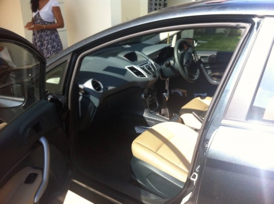 !!!เพื่อนฝรั่งฝากขายครับ ฟอร์ดเฟียสต้า 1.4 เกียร์ธรรมดา ปี 2555 ไมล์ 7,800 km 375,000 ฿!!!