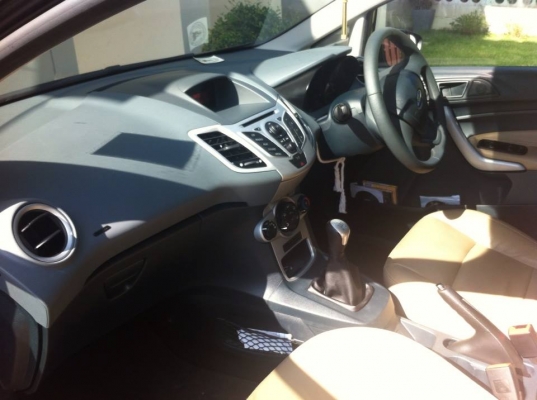 !!!เพื่อนฝรั่งฝากขายครับ ฟอร์ดเฟียสต้า 1.4 เกียร์ธรรมดา ปี 2555 ไมล์ 7,800 km 375,000 ฿!!!