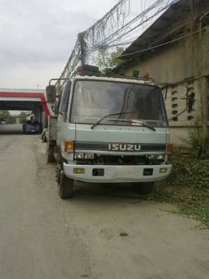 รถอีซูซุ 6 ล้อ พื้นเรียบ 195 แรงม้า.  สนใจติดต่อ 081 - 6079515
