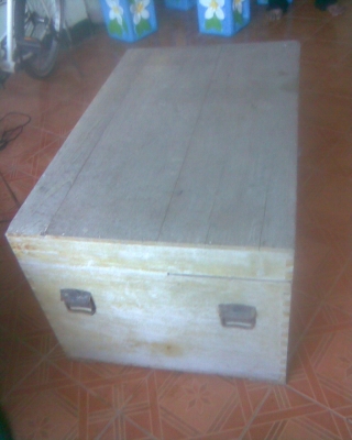 หีบไม้สักเก่าขนาดใหญ่ใบใหญ่สวยๆครับขนาดยาว 1  เมตร สูง 50 ซ.ม  ลึก 65ซ.ม.  โบราณแท้ครับไม้สักทั้งหมดครับสภาพเดิมๆครับหายากครับราคานี้น่าเก็บครับ