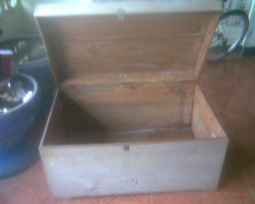 หีบไม้สักเก่าขนาดใหญ่ใบใหญ่สวยๆครับขนาดยาว 1  เมตร สูง 50 ซ.ม  ลึก 65ซ.ม.  โบราณแท้ครับไม้สักทั้งหมดครับสภาพเดิมๆครับหายากครับราคานี้น่าเก็บครับ