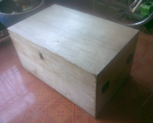 หีบไม้สักเก่าขนาดใหญ่ใบใหญ่สวยๆครับขนาดยาว 1  เมตร สูง 50 ซ.ม  ลึก 65ซ.ม.  โบราณแท้ครับไม้สักทั้งหมดครับสภาพเดิมๆครับหายากครับราคานี้น่าเก็บครับ