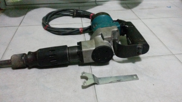 เครื่องสกัดคอนกรีตไฟฟ้ายี่ห้อmakita