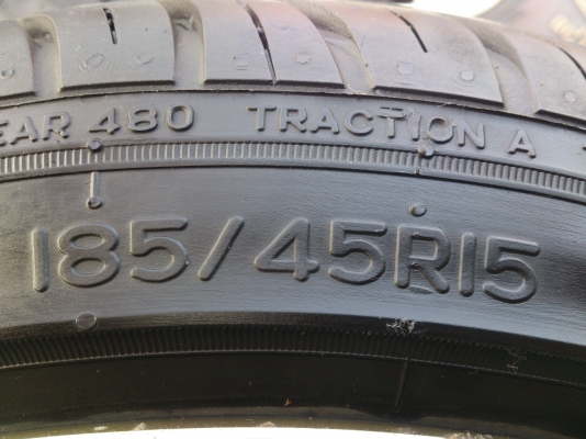 ขายแม็กขอบ15 4รู100 หน้า7หลัง8นิ้ว พร้อมยาง185/45R15 ปี13 ดอกยางสวยลึกเท่ากันสภาพยาง90\% 1 ชุด