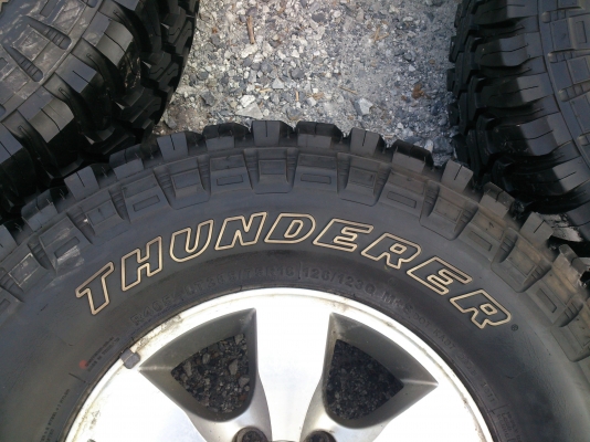 ขายแม็ก TOYOTA 6รู พร้อมยางTHUNDERER 285/75R16 ยางปี11 ดอกยางสวยลึกเท่ากันไม่ร้าวไม่แตกลายสภาพยาง90\% 1 ชุด