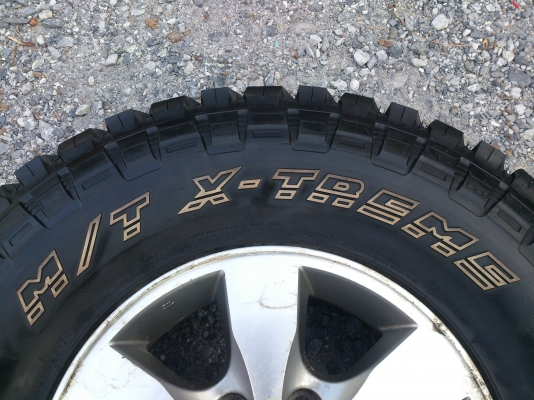 ขายแม็ก TOYOTA 6รู พร้อมยางTHUNDERER 285/75R16 ยางปี11 ดอกยางสวยลึกเท่ากันไม่ร้าวไม่แตกลายสภาพยาง90\% 1 ชุด