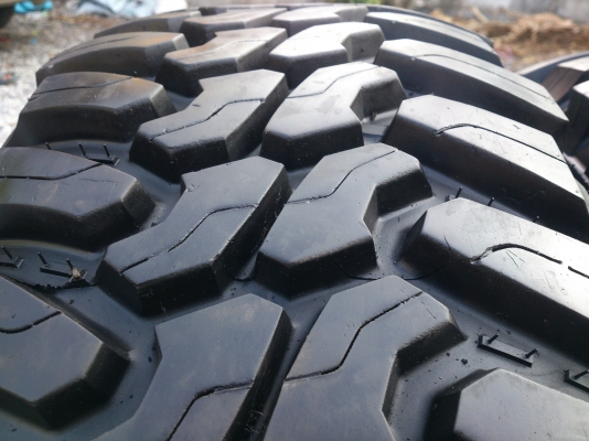 ขายแม็ก TOYOTA 6รู พร้อมยางTHUNDERER 285/75R16 ยางปี11 ดอกยางสวยลึกเท่ากันไม่ร้าวไม่แตกลายสภาพยาง90\% 1 ชุด