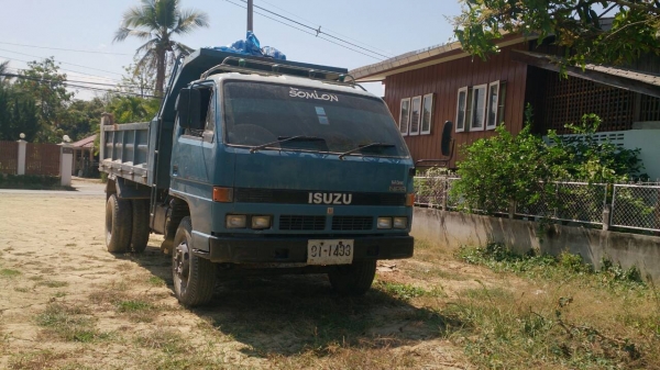 หกล้อ ISUZU NPR ปี 33 พวงมาลัยเพาเวอร์ ดั้ม 5 คิว ราคาต่อรอง ลดราคาเหลือเพียง 450,000 บาทถ้วน.