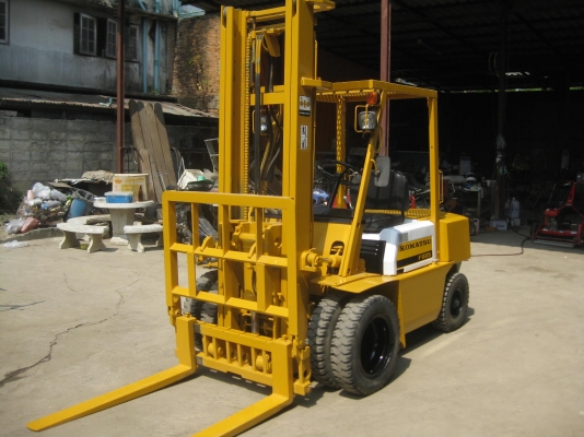 ขายรถยกKOMATSU FORKLIFT FD25-10 เสา4เมตร มีงาสามพร้อมใช้งาน