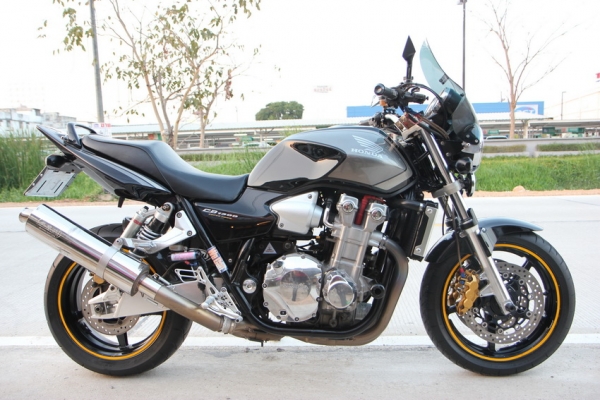 ขาย HONDA CB1300 ปี2004 หัวฉีด แต่งเต็มๆ ทะเบียนแท้ สมอ พร้อมโอน