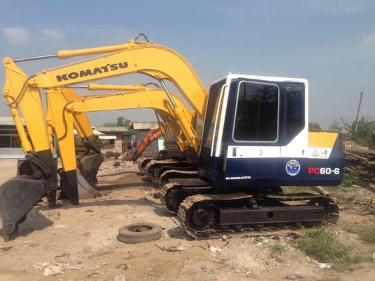 ขายรถแมคโครPC60-6 สภาพพร้อทใช้ สนใจติดต่อบอย 085-156-2314