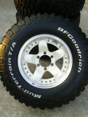 ขาย BF KM2 ขนาด265/75R16พร้อมล้อ