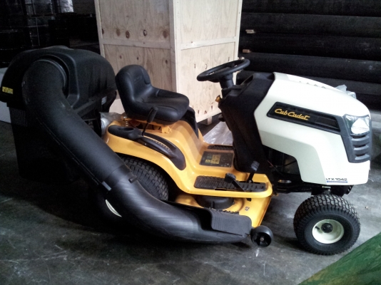 ขายด่วนค่ะ รถตัดหญ้าแบบนั่งขับ 19 แรงม้าพร้อมถุงเก็บหญ้า