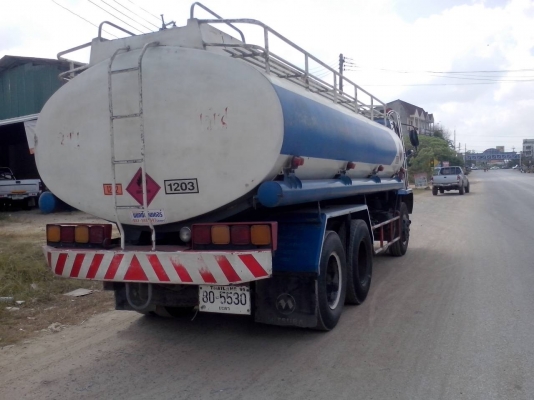 (ขายไปให้คุณตู่ อุทัยฯ)10ล้อเพลาเดียวบรรทุกน้ำมันISUZU JCM 175แรง เครื่อง6BG1 วางหัวเก๋งร็อคกี้ รถใช้งานอยู่..