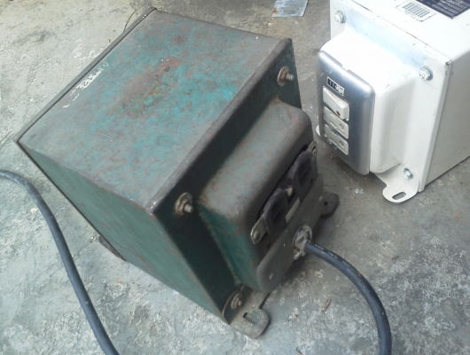 หม้อแปลงไฟ เข้า220 V. ออก 110 V. หรือ ใช้เพิ่มแรงดันจากที่จะอับขึ้นได้ ที่หนึ่งเฟสขนาด 1.5 K VA. หรือ 13.6 A.