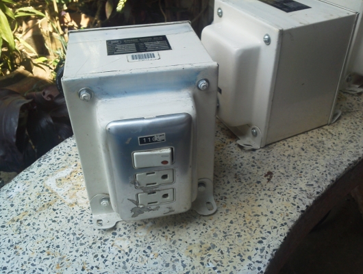 หม้อแปลงไฟ เข้า220 V. ออก 110 V. หรือ ใช้เพิ่มแรงดันจากที่จะอับขึ้นได้ ที่หนึ่งเฟสขนาด 1.5 K VA. หรือ 13.6 A.