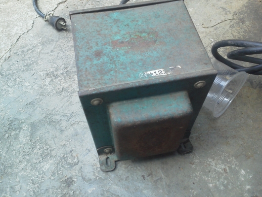 หม้อแปลงไฟ เข้า220 V. ออก 110 V. หรือ ใช้เพิ่มแรงดันจากที่จะอับขึ้นได้ ที่หนึ่งเฟสขนาด 1.5 K VA. หรือ 13.6 A.