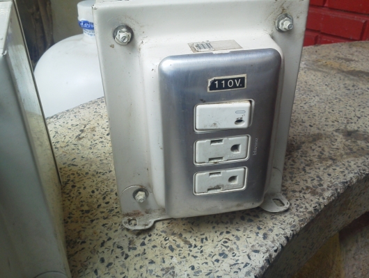 หม้อแปลงไฟ เข้า220 V. ออก 110 V. หรือ ใช้เพิ่มแรงดันจากที่จะอับขึ้นได้ ที่หนึ่งเฟสขนาด 1.5 K VA. หรือ 13.6 A.