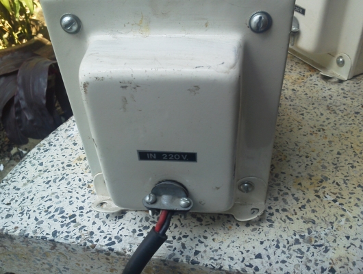 หม้อแปลงไฟ เข้า220 V. ออก 110 V. หรือ ใช้เพิ่มแรงดันจากที่จะอับขึ้นได้ ที่หนึ่งเฟสขนาด 1.5 K VA. หรือ 13.6 A.