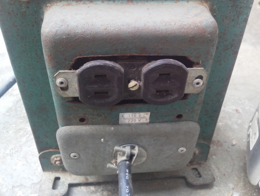 หม้อแปลงไฟ เข้า220 V. ออก 110 V. หรือ ใช้เพิ่มแรงดันจากที่จะอับขึ้นได้ ที่หนึ่งเฟสขนาด 1.5 K VA. หรือ 13.6 A.