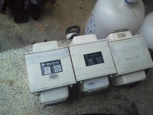 หม้อแปลงไฟ เข้า220 V. ออก 110 V. หรือ ใช้เพิ่มแรงดันจากที่จะอับขึ้นได้ ที่หนึ่งเฟสขนาด 1.5 K VA. หรือ 13.6 A.