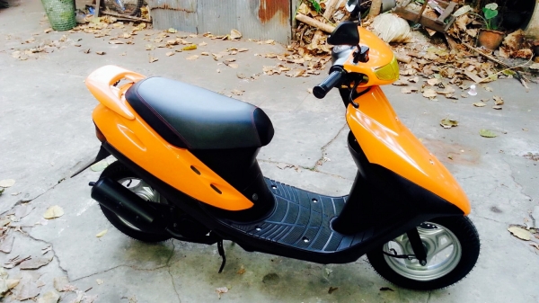 ขาย รถป๊อบ สีส้มเกล็ด สวยสวย สภาพดีพร้อมใช้งานได้เลย อุปกรทุกอย่างทำงานปกติหมด สีดีสีสวยสีไหม่ เครื่องดี เสียงเงียบ สตาร์ดสองระบบ มือ เท้า แบตไหม่ เบาะไหม่ ยางไหม่หน้าหลัง กระจกมี เพิ่มความปลอดภัยด้วยระบบเบรคหน้าแบบดิสเบรค โคมไฟหน้าสีเหลือง มีสปอยเลอร์หลั