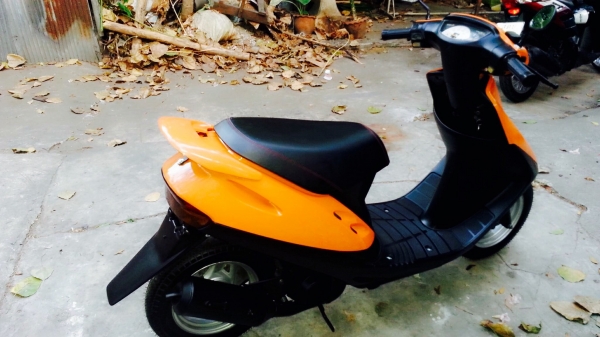 ขาย รถป๊อบ สีส้มเกล็ด สวยสวย สภาพดีพร้อมใช้งานได้เลย อุปกรทุกอย่างทำงานปกติหมด สีดีสีสวยสีไหม่ เครื่องดี เสียงเงียบ สตาร์ดสองระบบ มือ เท้า แบตไหม่ เบาะไหม่ ยางไหม่หน้าหลัง กระจกมี เพิ่มความปลอดภัยด้วยระบบเบรคหน้าแบบดิสเบรค โคมไฟหน้าสีเหลือง มีสปอยเลอร์หลั