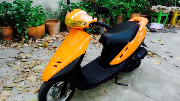 ขาย รถป๊อบ สีส้มเกล็ด สวยสวย สภาพดีพร้อมใช้งานได้เลย อุปกรทุกอย่างทำงานปกติหมด สีดีสีสวยสีไหม่ เครื่องดี เสียงเงียบ สตาร์ดสองระบบ มือ เท้า แบตไหม่ เบาะไหม่ ยางไหม่หน้าหลัง กระจกมี เพิ่มความปลอดภัยด้วยระบบเบรคหน้าแบบดิสเบรค โคมไฟหน้าสีเหลือง มีสปอยเลอร์หลั