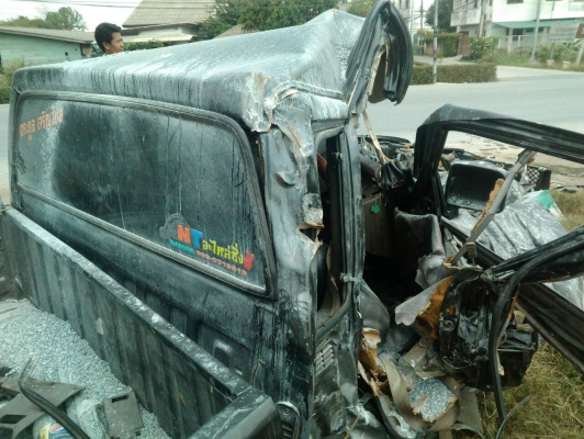 ขายซากมังกรทองโดนชนด้านข้างไม่เยอะมากตามรูปอิอิเครื่องเกียร์ดีไม่โดนปีรถไม่แน่ใจเล่มอยู่กับเจ้าของผมซื้อแต่ซากมาจะเอาเล่มก็ได้ราคาพร้อมเล่ม59000บาทไม่เอาเล่ม49000บาทเครื่อง90แรงแล้วน่าจะปี93