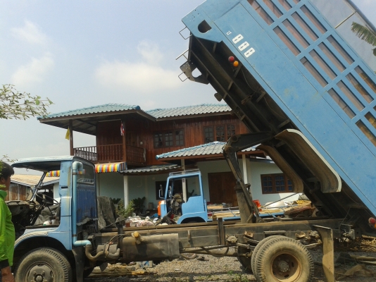 มาใหม่อีกคันครับ..อีแต๋น 6 ล้อดั๊ม เครื่่อง นิสสัน  100 แรง บรรทุก 10 ตัน