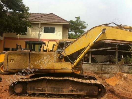 รถแบคโฮ ยี่ห้อ KOMATSU PC200 รุ่น 6