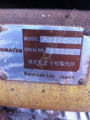 รถแบคโฮ ยี่ห้อ KOMATSU PC200 รุ่น 6