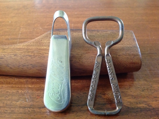 ขายที่เปิดขวด Vintage รุ่นแรกของ  Coca Cola 2 แบบ