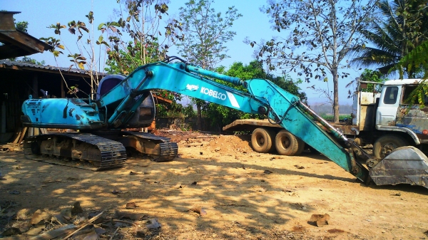 แพ๊คคู่..รถแบคโฮ KOBELCO SK200 M5 SUPPER พร้อม สิบล้อเทลเล่อร์NISSAN Ud บรรทุกแบคโฮ ชอบราคาเท่าไรต่อรองราคากันได้ครับ.