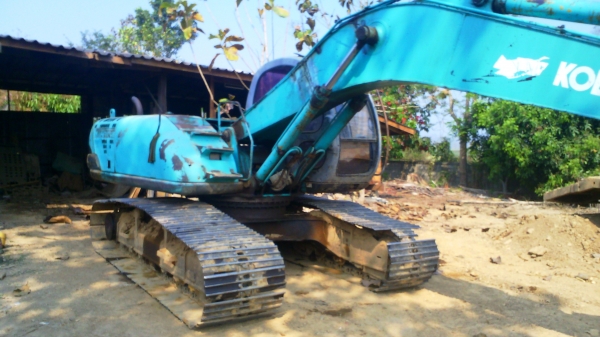 แพ๊คคู่..รถแบคโฮ KOBELCO SK200 M5 SUPPER พร้อม สิบล้อเทลเล่อร์NISSAN Ud บรรทุกแบคโฮ ชอบราคาเท่าไรต่อรองราคากันได้ครับ.