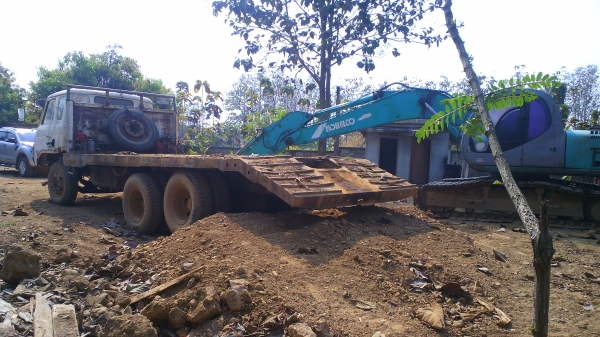 แพ๊คคู่..รถแบคโฮ KOBELCO SK200 M5 SUPPER พร้อม สิบล้อเทลเล่อร์NISSAN Ud บรรทุกแบคโฮ ชอบราคาเท่าไรต่อรองราคากันได้ครับ.