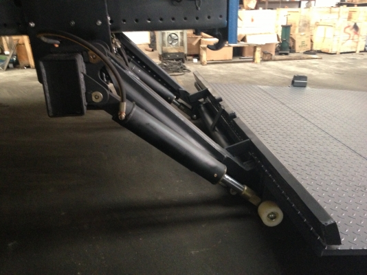 จำหน่ายและติดตั้งลิฟท์ท้าย รถบรรทุก รถตู้