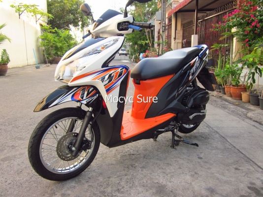 Honda Click 125i combi สีขาวดำ  ปี 2013 รถ 4 เดือน วิ่ง 5,7xxกิโล