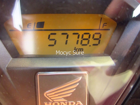 Honda Click 125i combi สีขาวดำ  ปี 2013 รถ 4 เดือน วิ่ง 5,7xxกิโล