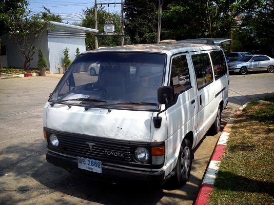 Toyota Hiace สีขาว ช่วงยาว สำหรับบรรทุก