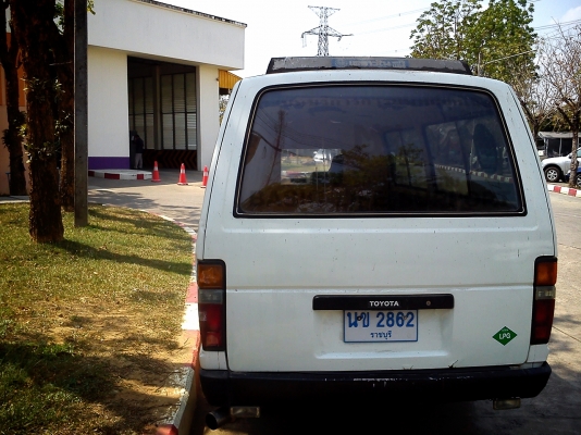 Toyota Hiace สีขาว ช่วงยาว สำหรับบรรทุก Toyota Hiace สีขาว ช่วงยาว สำหรับบรรทุก