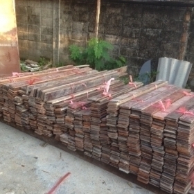 ไม้พื้นมะค่าหน้า 4 นิ้วหนาประมาณ นิ้วรางลิ้นเป็นไม้พื้นมะค่าครับมีลางลิ้นไม้เก่าครับ ความยาว 1-1.5  เมตรครับ  ขายเป็นตารางเมตรครับตารางเมตรละ 800