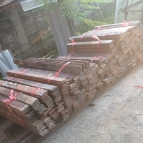 ไม้พื้นมะค่าหน้า 4 นิ้วหนาประมาณ นิ้วรางลิ้นเป็นไม้พื้นมะค่าครับมีลางลิ้นไม้เก่าครับ ความยาว 1-1.5  เมตรครับ  ขายเป็นตารางเมตรครับตารางเมตรละ 800