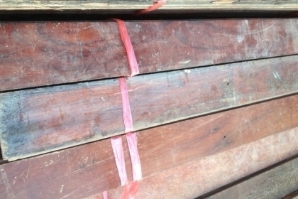 ไม้พื้นมะค่าหน้า 4 นิ้วหนาประมาณ นิ้วรางลิ้นเป็นไม้พื้นมะค่าครับมีลางลิ้นไม้เก่าครับ ความยาว 1-1.5  เมตรครับ  ขายเป็นตารางเมตรครับตารางเมตรละ 800