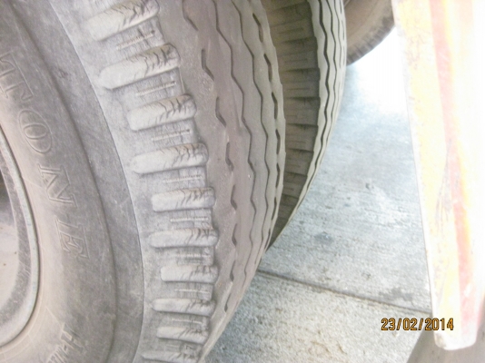 ขายสิบล้อสองเพลาดั้มพ์ เครื่อง 6BG1 Turbo ช่วงล่าง 200 พร้อมใช้ โทร 088-4501277