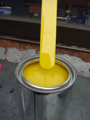 สีเหลืองอครีลิคแห้งเร็วพ่นรถยนต์(สีโล๊ะสต๊อก)1ลิตร 100บาท ต่างจังหวัดส่งขนส่งครับ