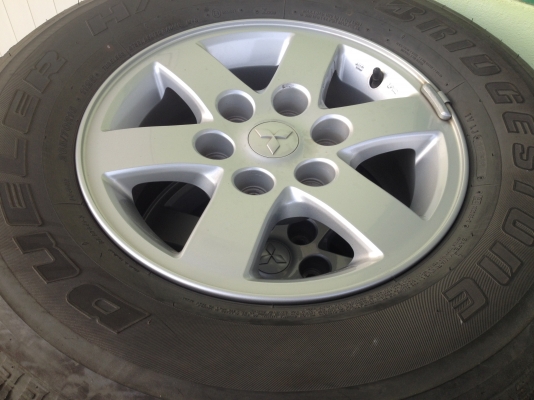 ขายล้อแม็กเดิมปาเจโร่ ขอบ 16 พร้อมยางบริดสโตน 265/70/16 ปลายปี 11 ขายล้อแม็กเดิมปาเจโร่ ขอบ 16 พร้อมยางบริดสโตน 265/70/16 ปลายปี 11