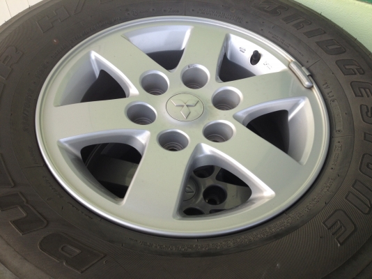 ขายล้อแม็กเดิมปาเจโร่ ขอบ 16 พร้อมยางบริดสโตน 265/70/16 ปลายปี 11